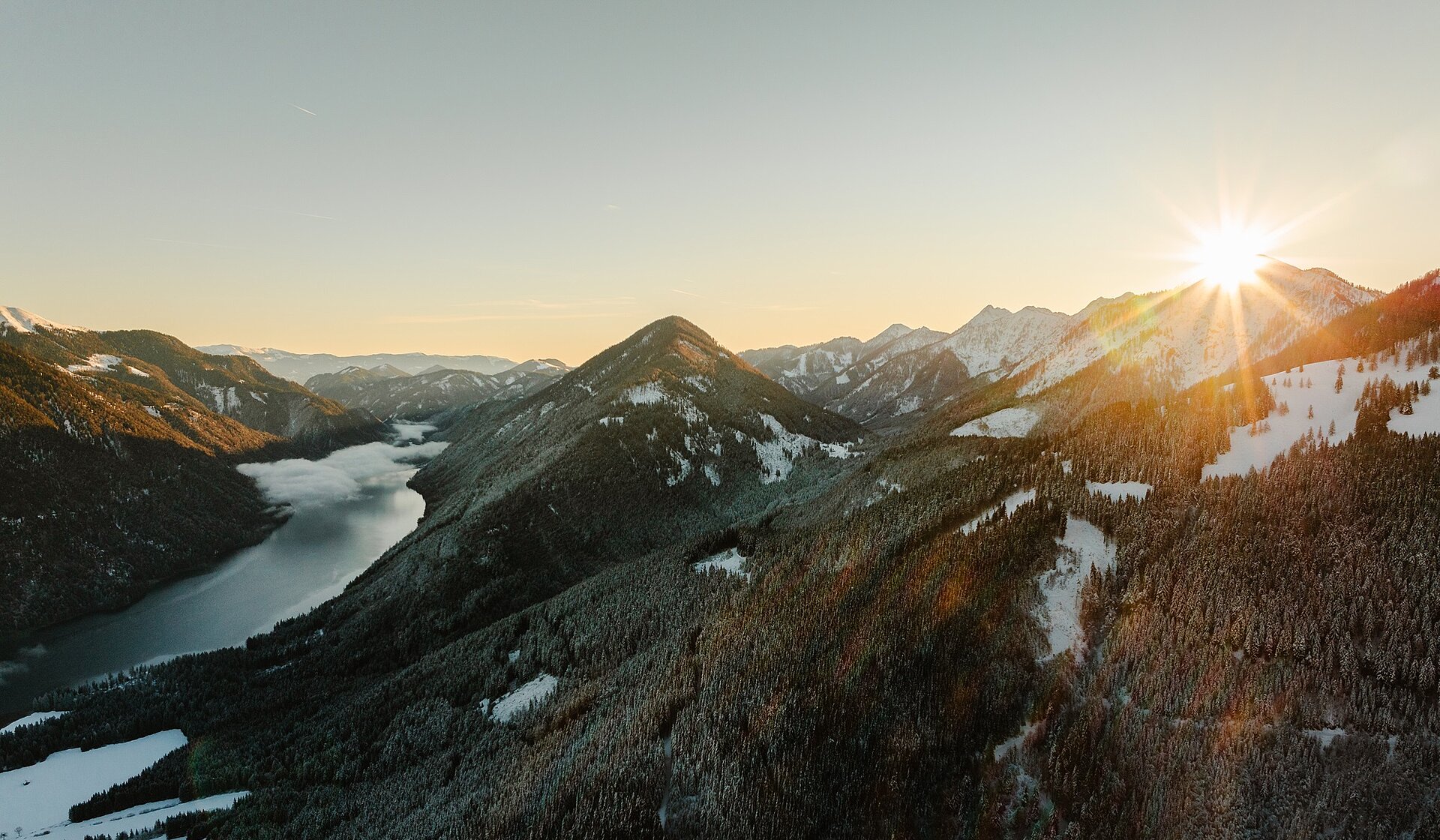 Hotel zum Weissensee Kärnten gemütlich Aktivurlaub Naturpark Winter Winterurlaub Schnee Natureis