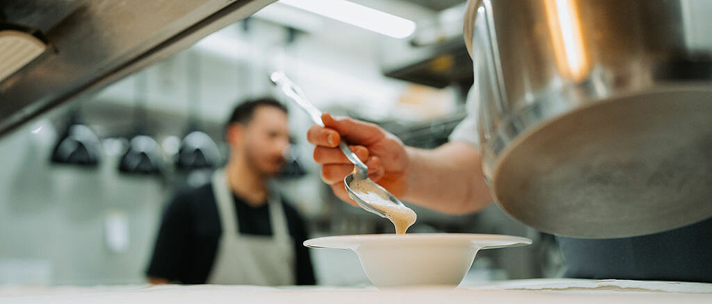 Mitglied der Gastgeberfamilie bei der Arbeit in der Seelen.Küche Hotel zum Weissensee Mitglied der Gastgeberfamilie bei der Arbeit in der Seelen.Küche Hotel zum Weissensee